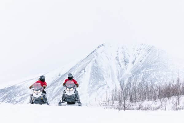 https://www.discovercanadatours.com/wp-content/uploads/2023/05/Snowmobiling-3-©Yukon-Govt_72-600x400.jpg