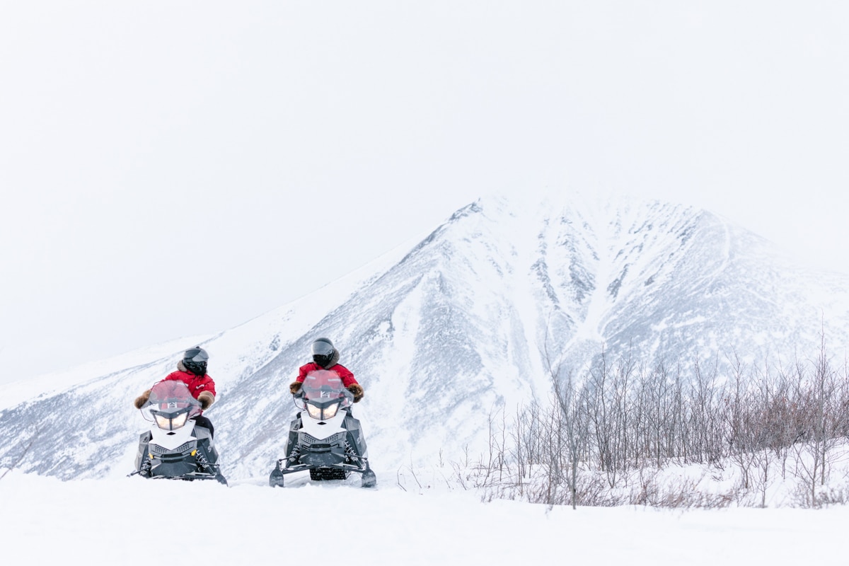 https://www.discovercanadatours.com/wp-content/uploads/2023/05/Snowmobiling-3-©Yukon-Govt_72.jpg