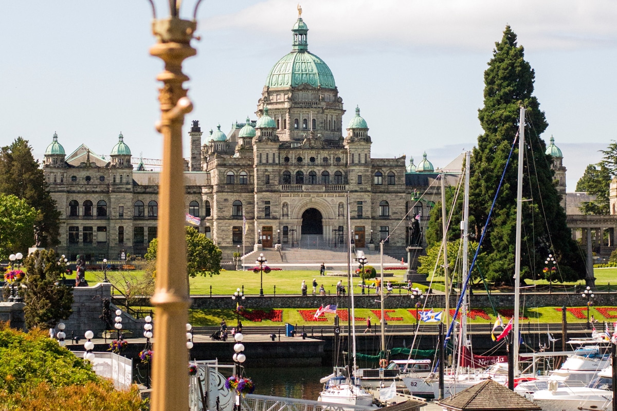 https://www.discovercanadatours.com/wp-content/uploads/2023/05/Victoria-©Reid-Naaykens-unsplash_72-2.jpg