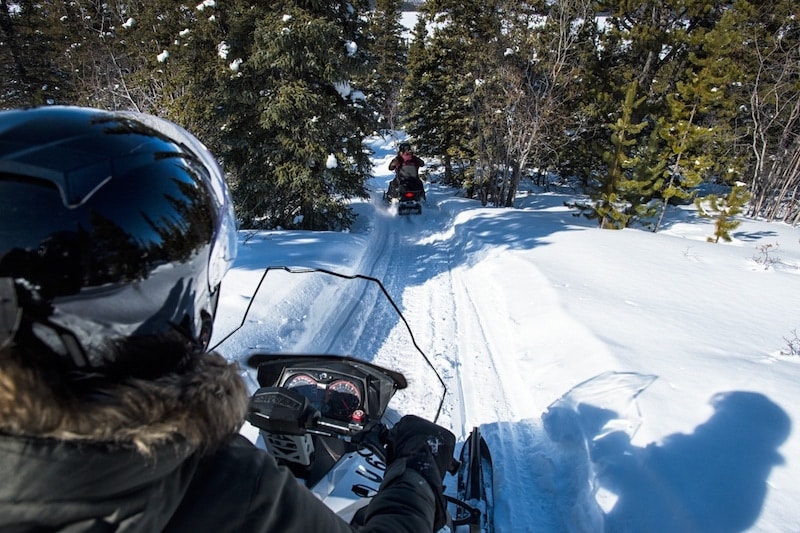 https://www.discovercanadatours.com/wp-content/uploads/2023/05/©YukonGovt-Snowmobiling.jpg