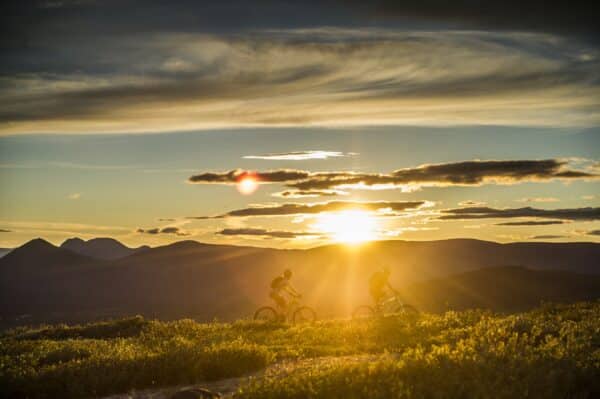 https://www.discovercanadatours.com/wp-content/uploads/2023/06/Gouvernment_of_Yukon_Cathie_Archbould_Mountain_Biking_Mount_macintyre_overlooking_Fish_Lake-600x399.jpg