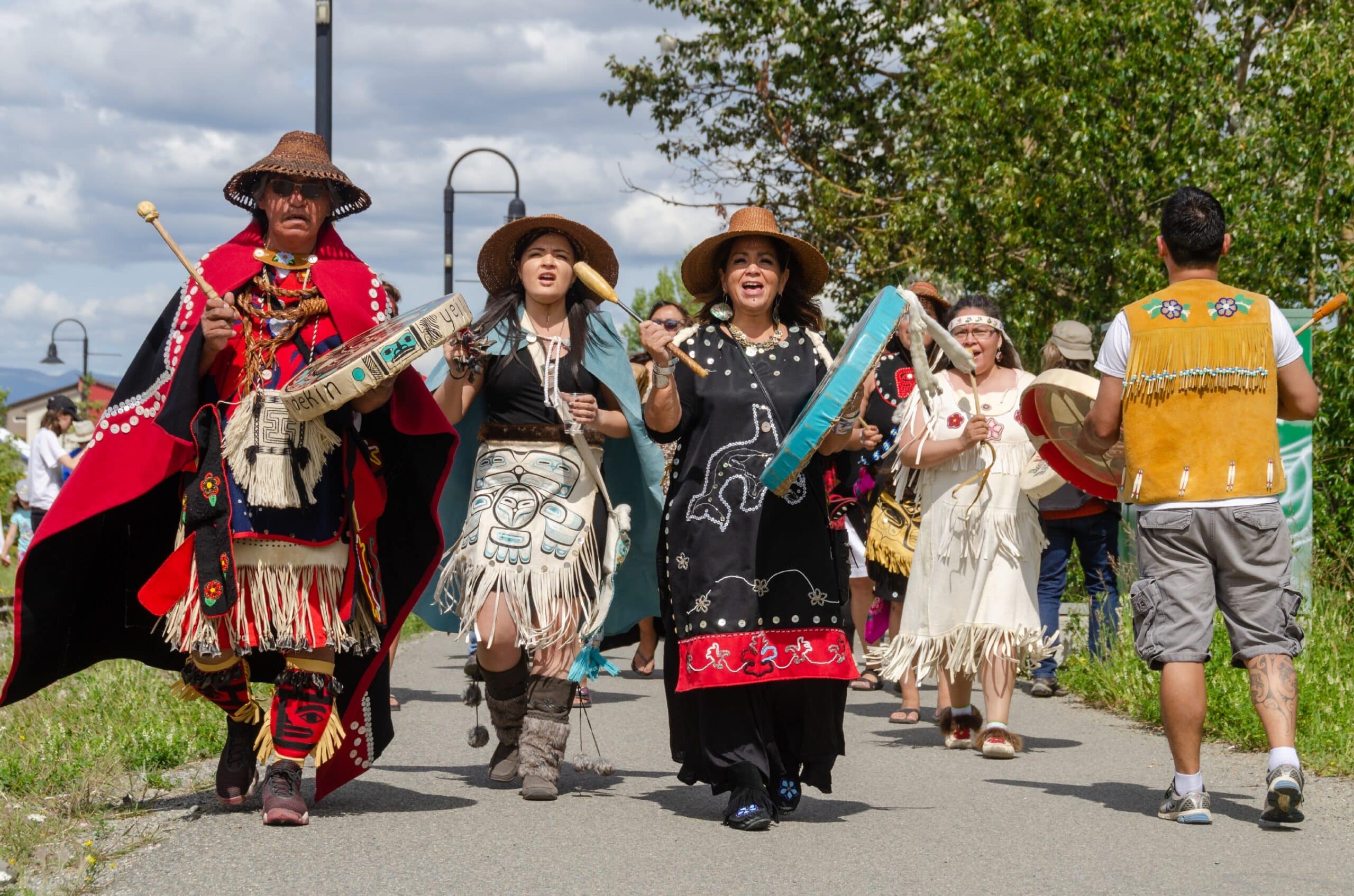 https://www.discovercanadatours.com/wp-content/uploads/2023/06/©Government_of_Yukon_The_boat_launch_processionand_ceremony_for_the_AdakaCanada_150-boat-builders-scaled.jpg