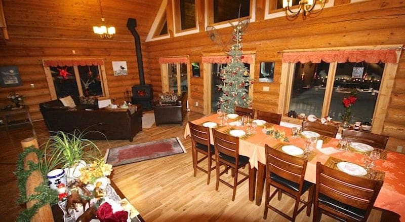 https://www.discovercanadatours.com/wp-content/uploads/2023/09/©NorthernLightsResortSpa-Dining-Christmas-Yukon.jpeg