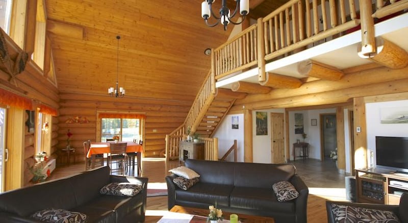 https://www.discovercanadatours.com/wp-content/uploads/2023/09/©NorthernLightsResortSpa-MainLodge-Yukon.jpeg