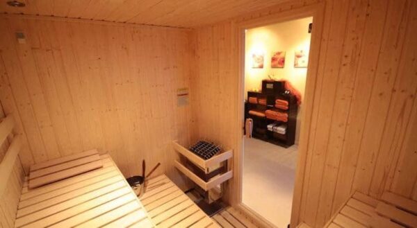 https://www.discovercanadatours.com/wp-content/uploads/2023/09/©NorthernLightsResortSpa-Sauna-Yukon-72-600x329.jpeg