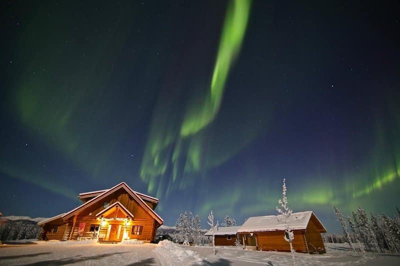 https://www.discovercanadatours.com/wp-content/uploads/2023/09/©NorthernLightsResortSpa-WolfgangBublitz-Yukon6.jpg