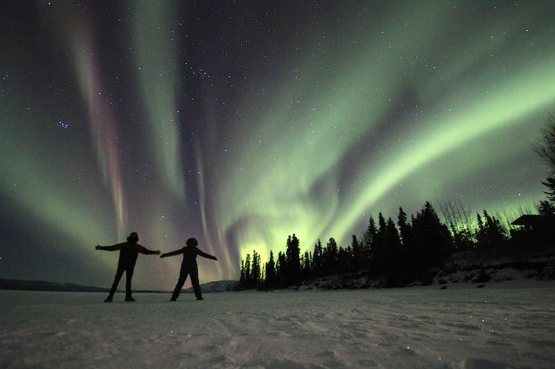 https://www.discovercanadatours.com/wp-content/uploads/2023/09/©YukonGovt-InesGoovaerts-NorthernLightsFriendship.jpg