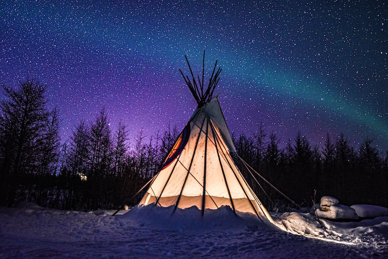 https://www.discovercanadatours.com/wp-content/uploads/2023/10/©FrontiersNorthAdventures-AbbyMatheson-NorthernLightsTeepee-Churchill.jpg