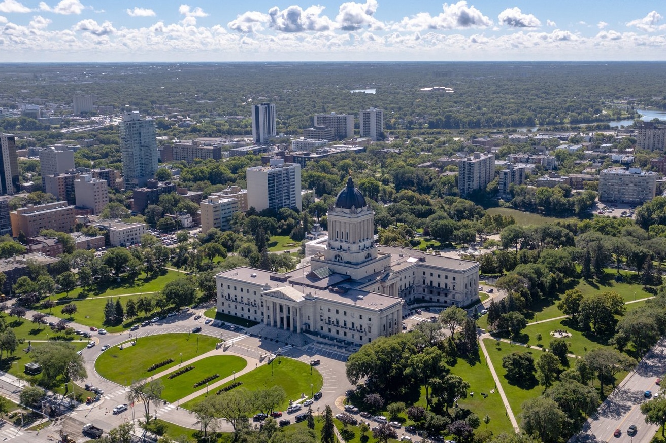 https://www.discovercanadatours.com/wp-content/uploads/2023/10/©TravelManitoba-WinnipegAerial.jpg