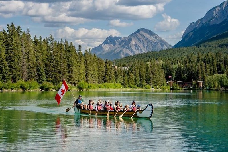 https://www.discovercanadatours.com/wp-content/uploads/2023/11/©BanffAdventures-CanoeTour.jpeg