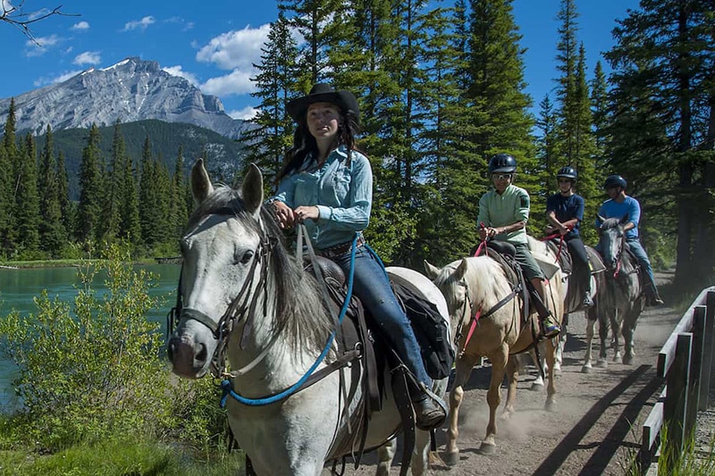 https://www.discovercanadatours.com/wp-content/uploads/2023/11/©BanffAdventures-HorsebackRiding.jpg