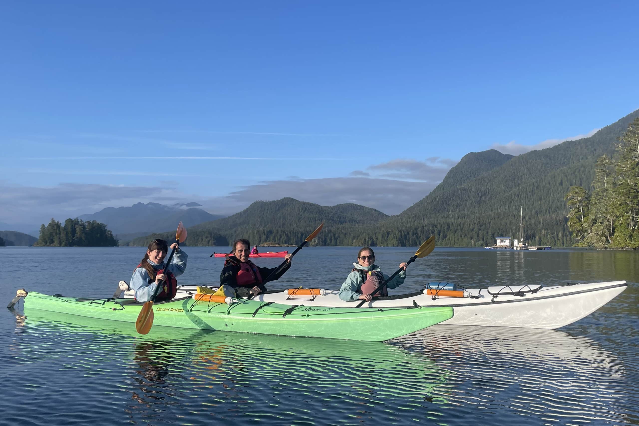 https://www.discovercanadatours.com/wp-content/uploads/2023/11/©DCT-AliciaLuna-Kayaking-Tofino-scaled.jpg