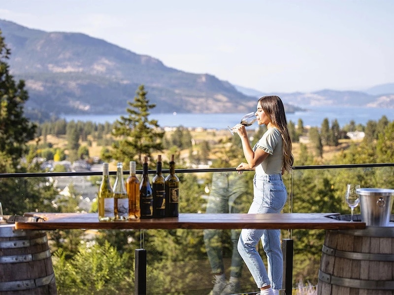 https://www.discovercanadatours.com/wp-content/uploads/2023/11/©DestinationBC-Kelowna-WineTasting.jpg