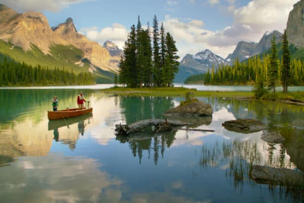 https://www.discovercanadatours.com/wp-content/uploads/2023/11/©TravelAlberta-SeanThonson-MaligneLake-Jasper-600x400.jpg