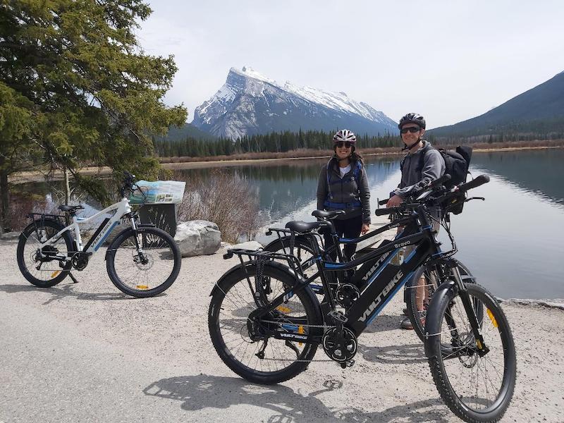 https://www.discovercanadatours.com/wp-content/uploads/2023/11/©WhiteMountainAdventures-EBikeHike-Banff.jpeg