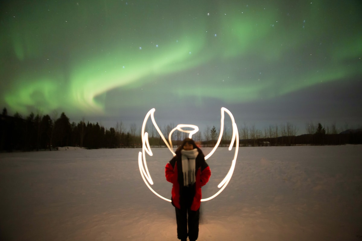 https://www.discovercanadatours.com/wp-content/uploads/2024/11/light-painting.jpg