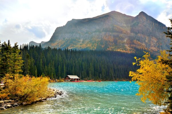 https://www.discovercanadatours.com/wp-content/uploads/2025/05/@Fairemont-Chateau-lake-Louise-600x398.jpg