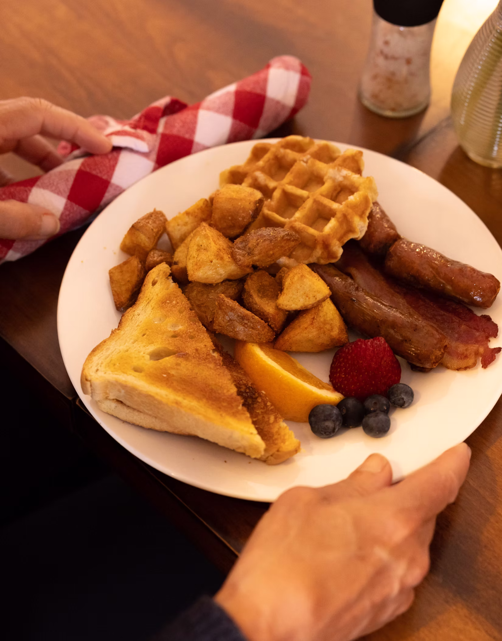 https://www.discovercanadatours.com/wp-content/uploads/2025/05/Breakfast-©-klahoose-Wilderness-Resort.avif