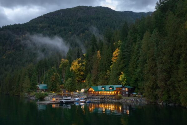 https://www.discovercanadatours.com/wp-content/uploads/2025/05/Resort-©Klahoose-Wilderness-Resort-600x400.jpg