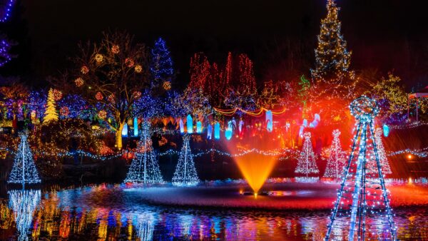 https://www.discovercanadatours.com/wp-content/uploads/2025/05/VanDusen-Festival-©Peapix-600x338.jpg