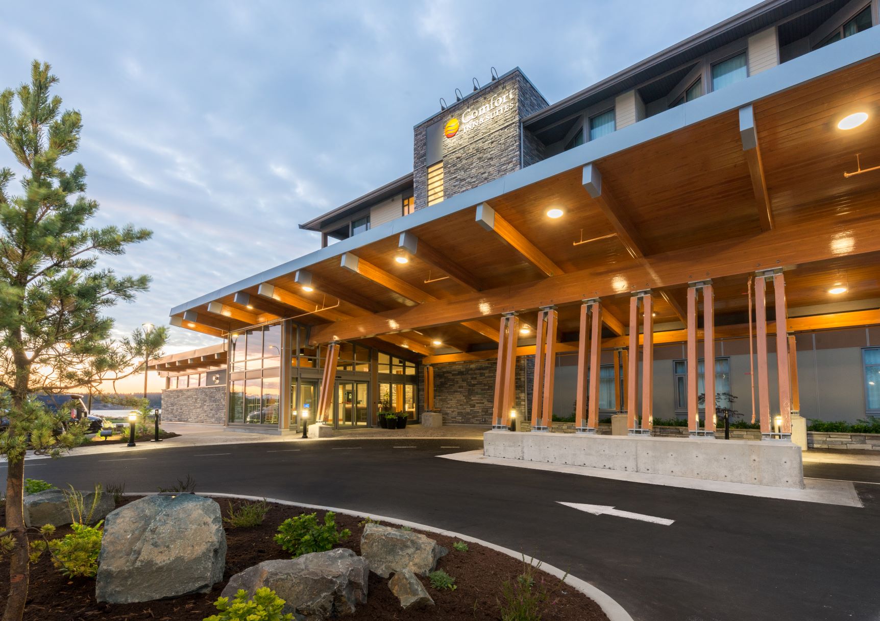 https://www.discovercanadatours.com/wp-content/uploads/2025/05/comfort-inn-suites-campbell-river-banner.jpg