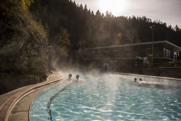 https://www.discovercanadatours.com/wp-content/uploads/2025/05/©DestinationBC-KariMedig-RadiumHotSprings-Rockies-FallSpring-Premium-Carousel-800x534-1-600x401.jpg