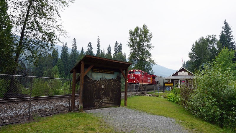 https://www.discovercanadatours.com/wp-content/uploads/2025/06/©DCT-AliciaLuna-LastSpike.jpg