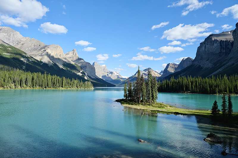 https://www.discovercanadatours.com/wp-content/uploads/2025/07/©DCT-GaryCheung-SpiritIsland-MaligneLake-HOAR-Carousel-800x533-1.jpg