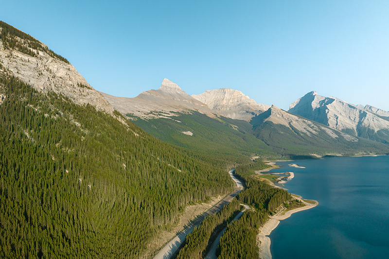 https://www.discovercanadatours.com/wp-content/uploads/2025/07/©TravelAlberta-ROAMCreative-KananaskisCountry-HOAR-Carousel-3-800x533-1.jpg