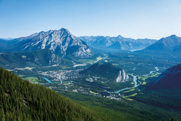 https://www.discovercanadatours.com/wp-content/uploads/2025/08/©DCT-LisanneSmeele-BanffGondola-1200x800-1-600x400.jpg