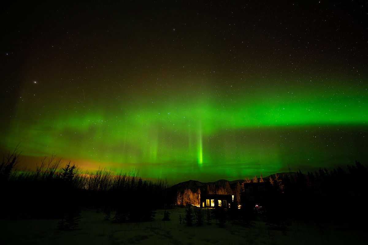 https://www.discovercanadatours.com/wp-content/uploads/2025/09/©DCT-LisanneSmeele-YukonNorthernLights-1200x800-1.jpg