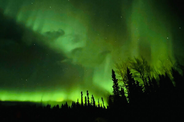 https://www.discovercanadatours.com/wp-content/uploads/2025/09/©DCT-MichaelSong-Yukon-NorthernLights-1200x800-1-600x400.jpg
