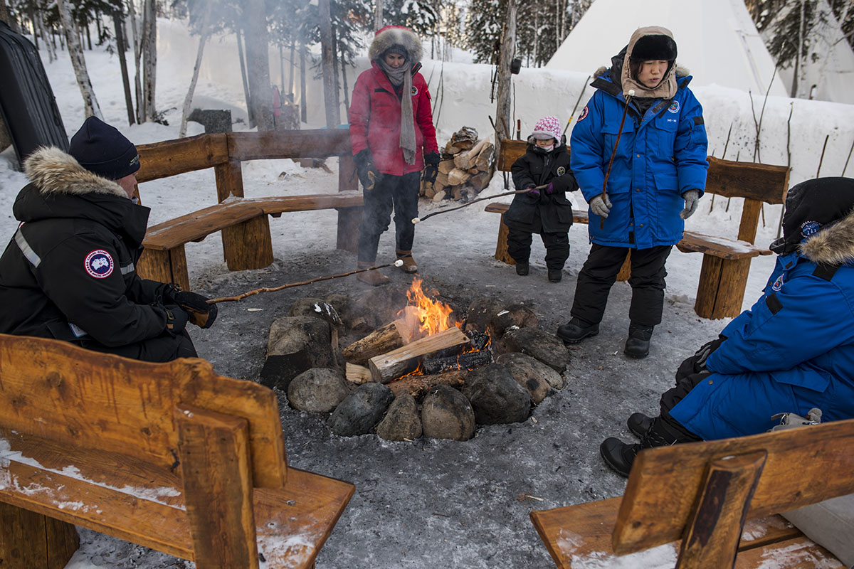 https://www.discovercanadatours.com/wp-content/uploads/2025/09/©NWTTourism-Adam-Pisani-CampfireAuroraVillage-1200x800-1.jpg