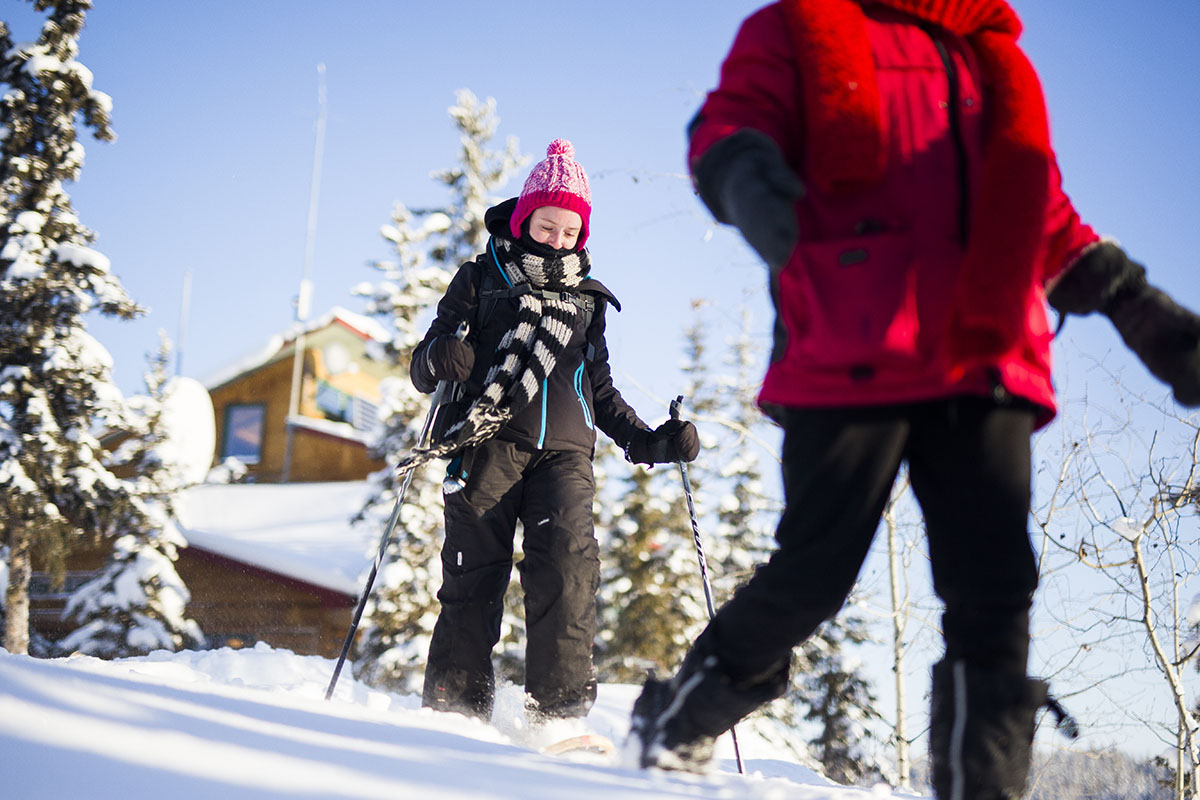 https://www.discovercanadatours.com/wp-content/uploads/2025/09/©NWTTourism-MartinaGebrovska-Snowshoeing-2-1200x800-1.jpg