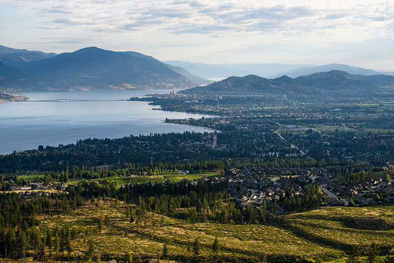 https://www.discovercanadatours.com/wp-content/uploads/2025/10/©DestinationBC-AndrewStrain-Kelowna-OVWT-800x534-1.jpg