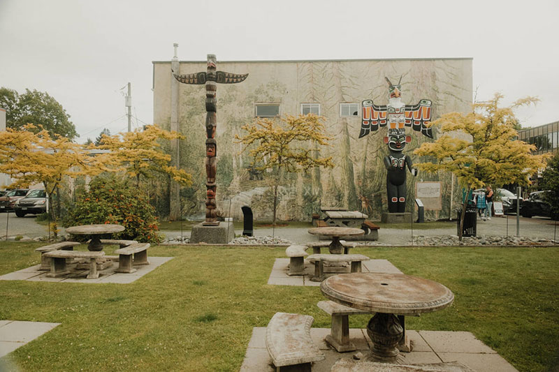 https://www.discovercanadatours.com/wp-content/uploads/2025/10/©TourismVancouverIsland-MioMonasche-DuncanTotemPoles-VSVI-Carousel-4-800x533-1.jpg