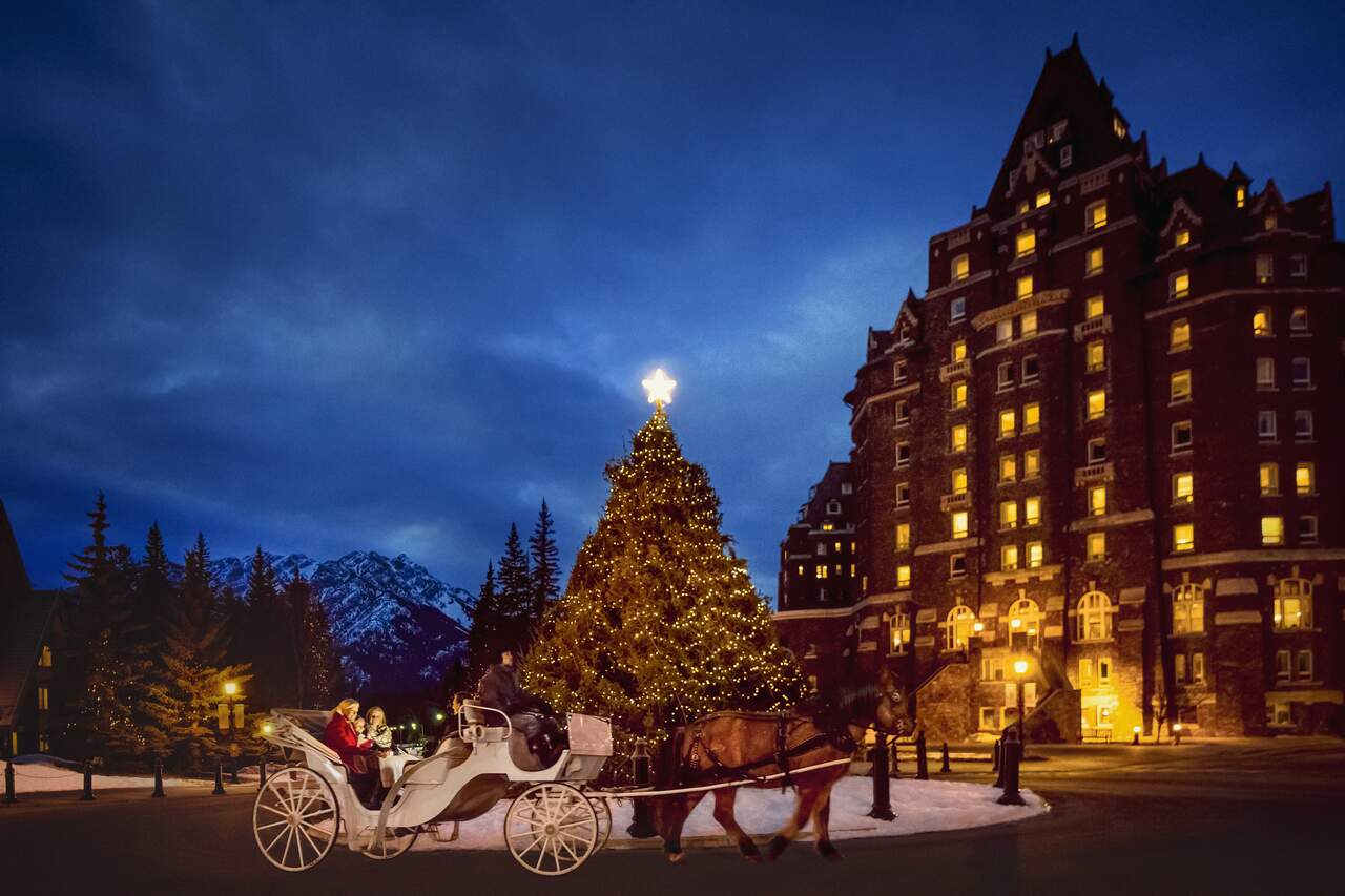 https://www.discovercanadatours.com/wp-content/uploads/2025/10/©TravelAlberta-HubertKang-RockiesChristmas-1280x853-1.jpg