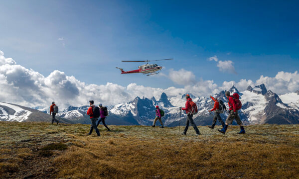 https://www.discovercanadatours.com/wp-content/uploads/2025/11/©CMH-RobinONeill-CMH-HeliHiking-Header2000x1200-1-600x360.jpg