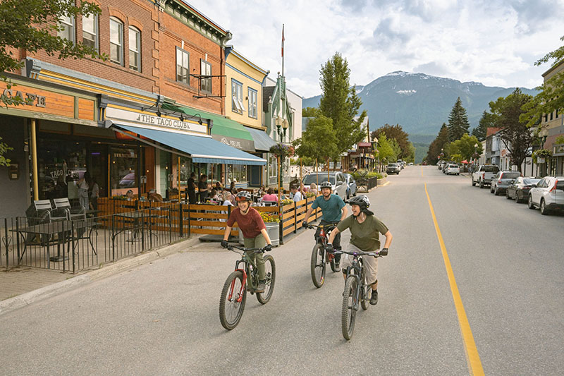 https://www.discovercanadatours.com/wp-content/uploads/2026/02/©DestinationBC-ReubenKrabbe-Revelstoke-800x534-1.jpg
