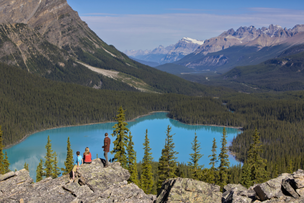 https://www.discovercanadatours.com/wp-content/uploads/2026/03/©BanffLakeLouiseTourismBLLT-PaulZizka@paulzizkaphoto-2400x1600-1-600x400.png
