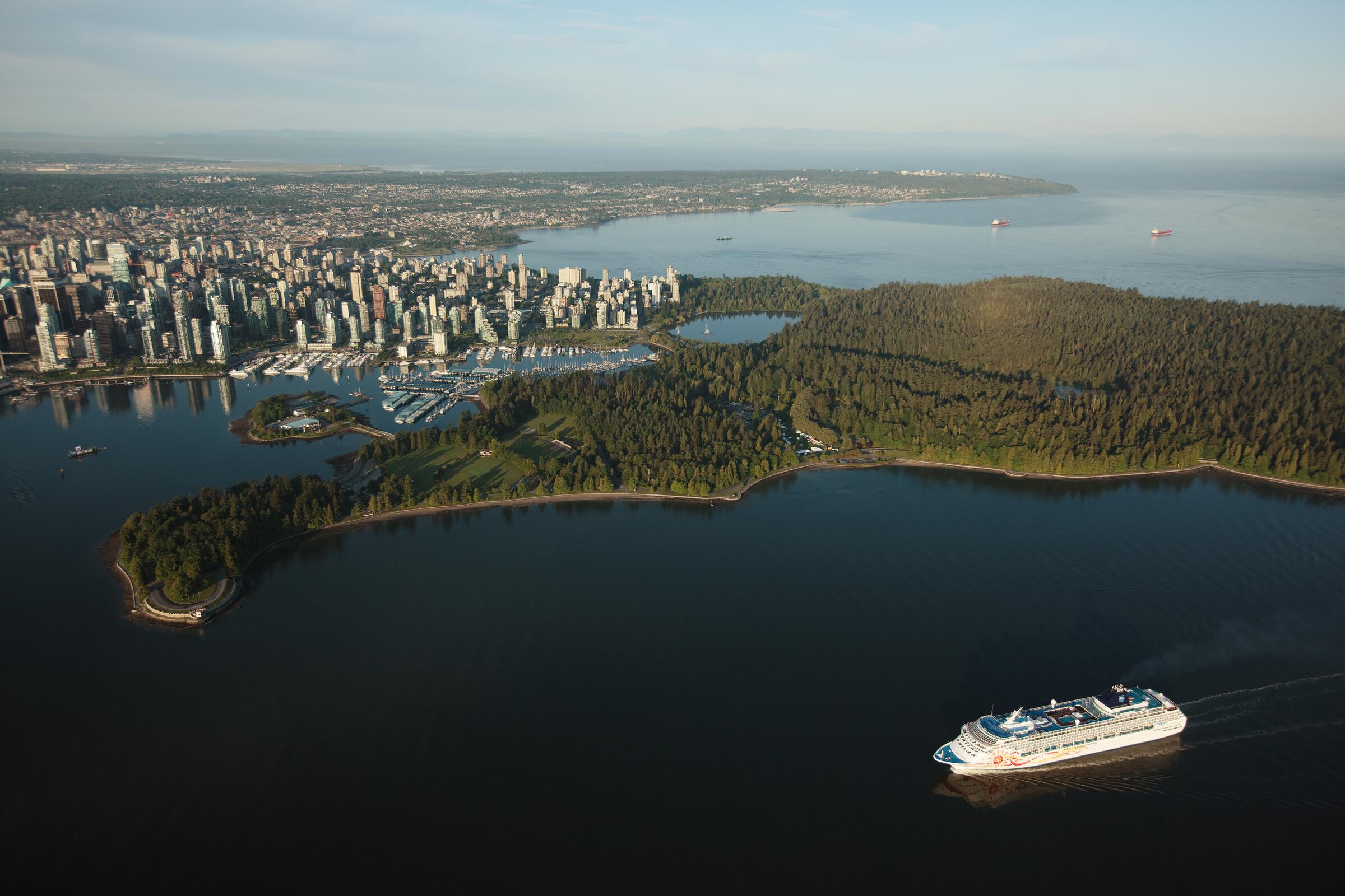 https://www.discovercanadatours.com/wp-content/uploads/2026/07/©DestinationVancouver_VancouverStanleyAerial_2400x24846.jpg