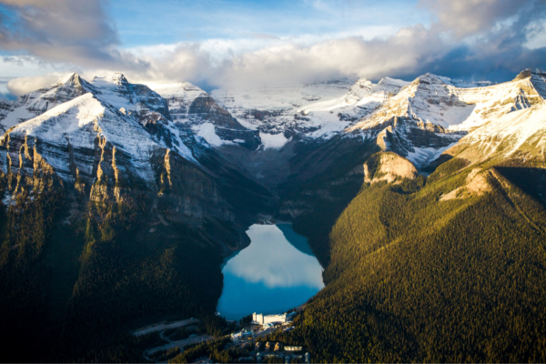 https://www.discovercanadatours.com/wp-content/uploads/2026/08/©TaylorBurk-LakeLouiseTopView-2400x1600px-600x400.png